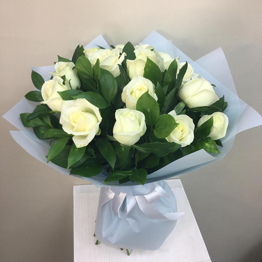 Букет 15 Белых роз Проуд в Снежногорске