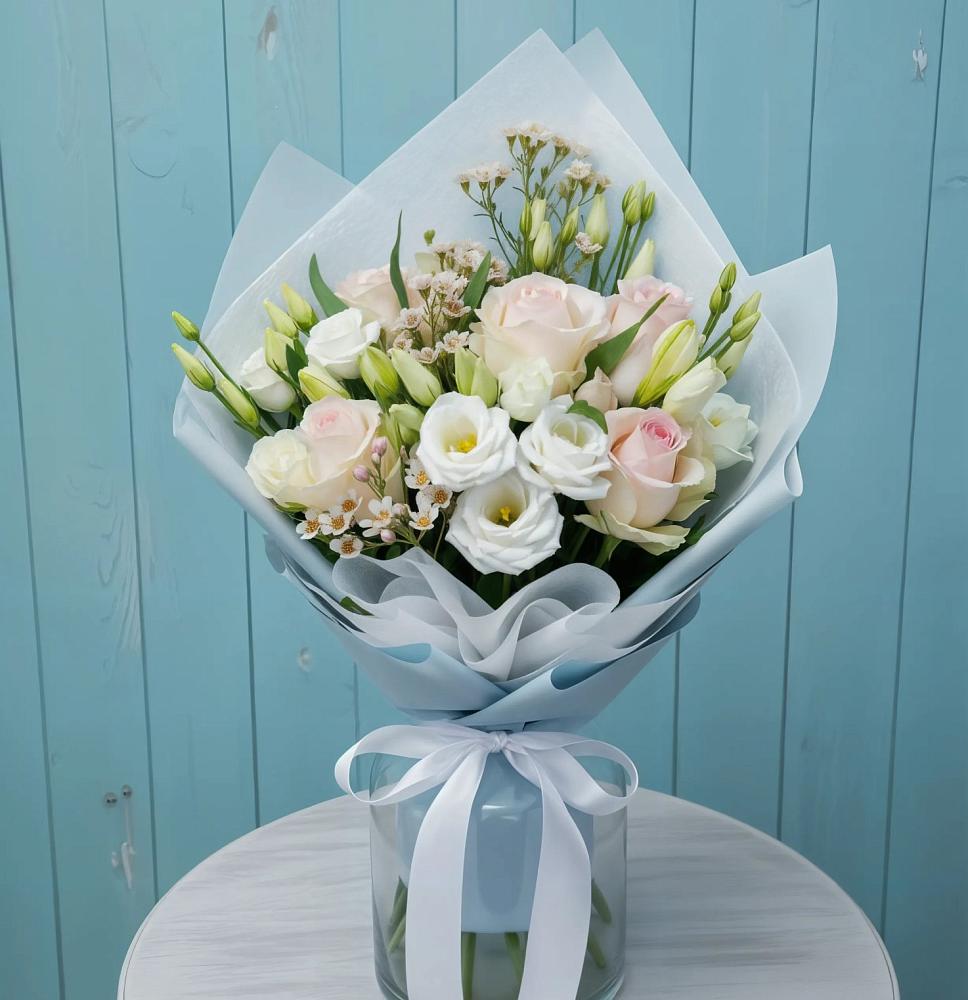 Букет цветов из: Розы и Лизиантусы в Снежногорске