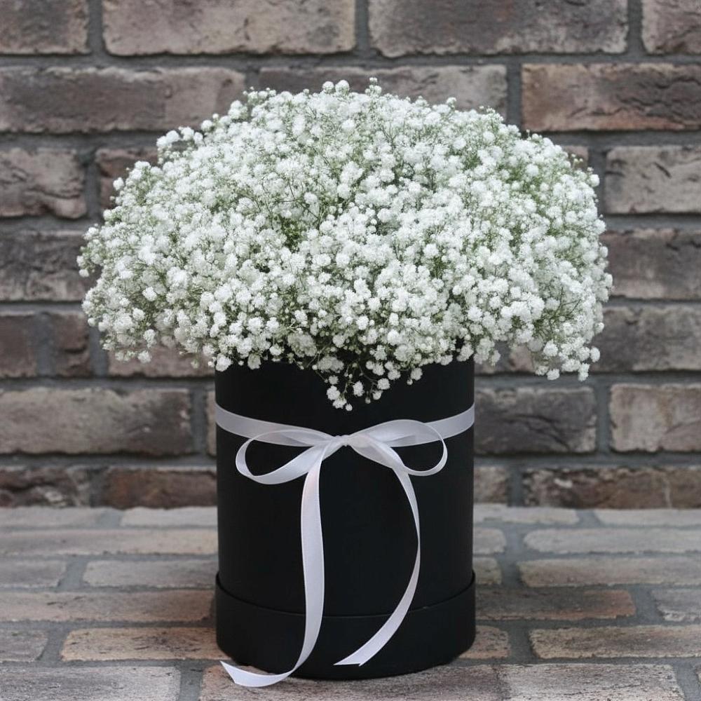 Цветочная композиция из Гипсофила в шляпной коробке в Снежногорске