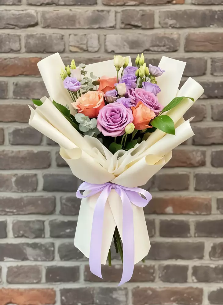 Букет цветов из: Лизиантусы и Розы в Снежногорске