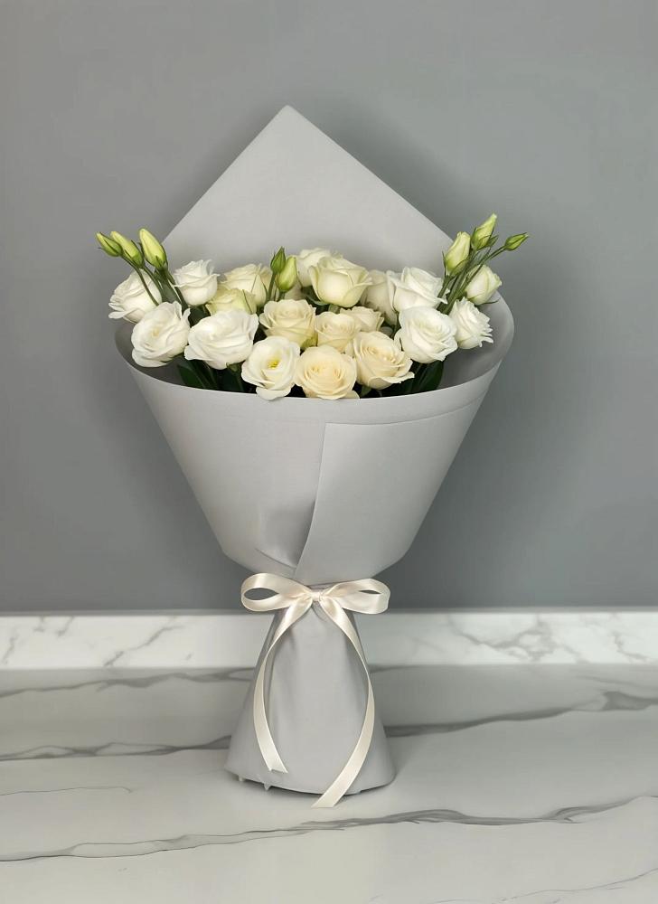 Букет цветов из: Розы и Лизиантусы в Снежногорске