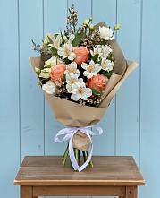 Букет цветов из:  Альстромерии, Лизиантусы, Розы и Хризантемы в Снежногорске