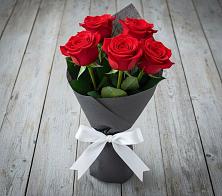 Букет 5 Красных роз Эдлесс Лав в Снежногорске