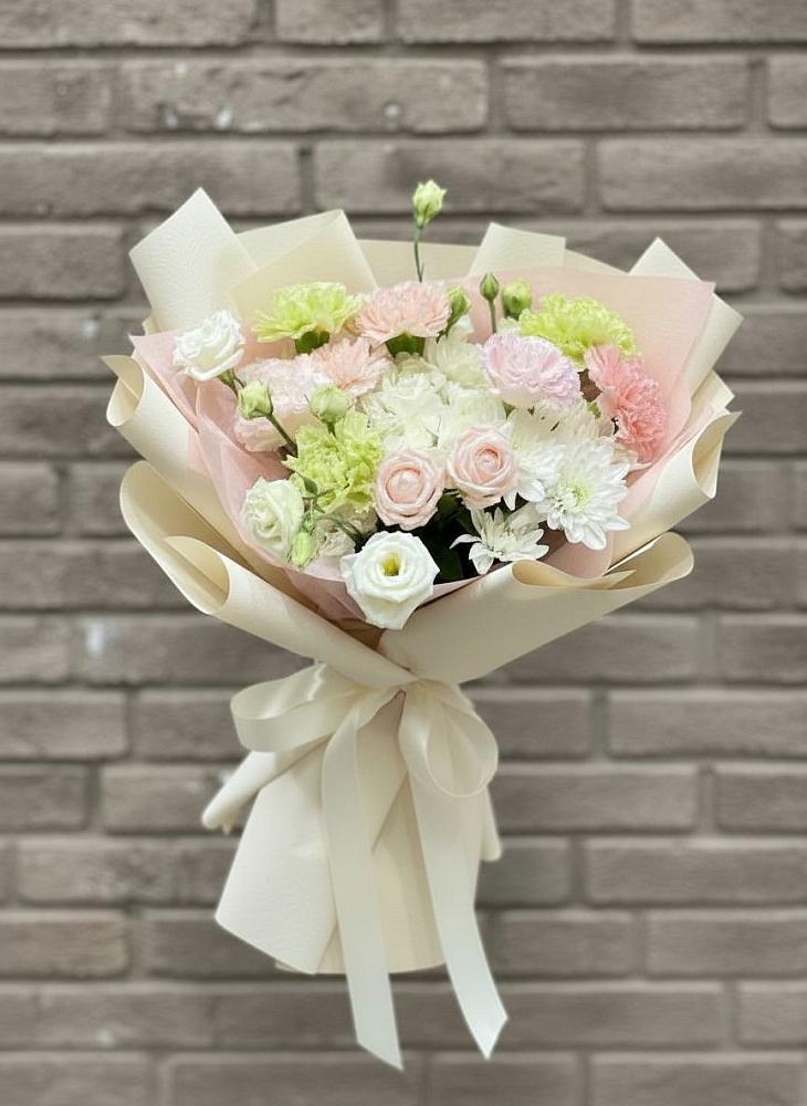 Букет цветов из: Гвоздики, Розы, Лизиантусы и Хризантемы в Снежногорске