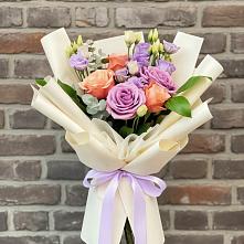 Букет цветов из:  Лизиантусы и Розы в Снежногорске