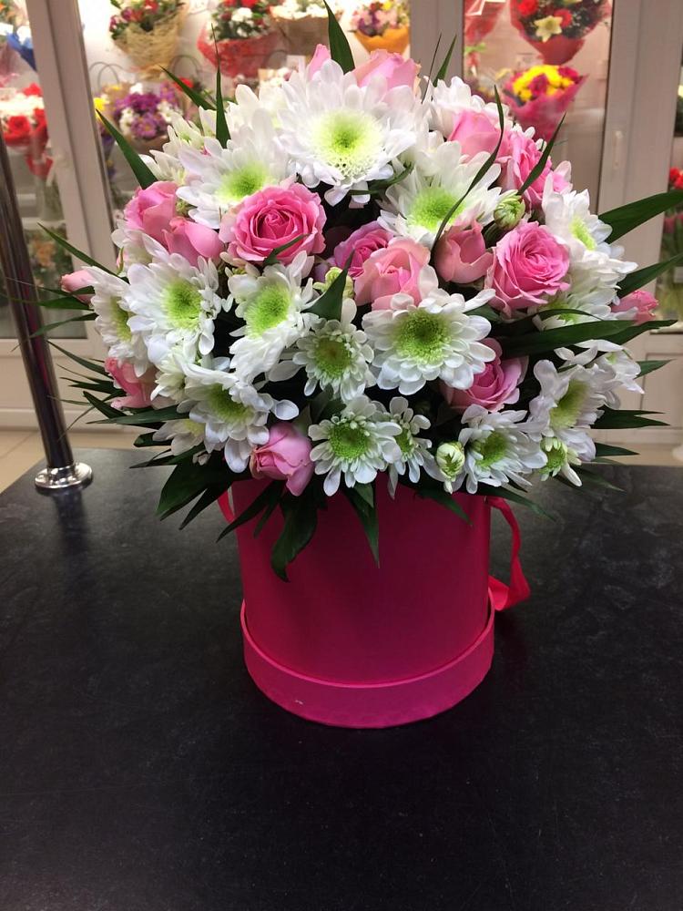 Цветочная композиция из Розы и Хризантемы в шляпной коробке в Снежногорске