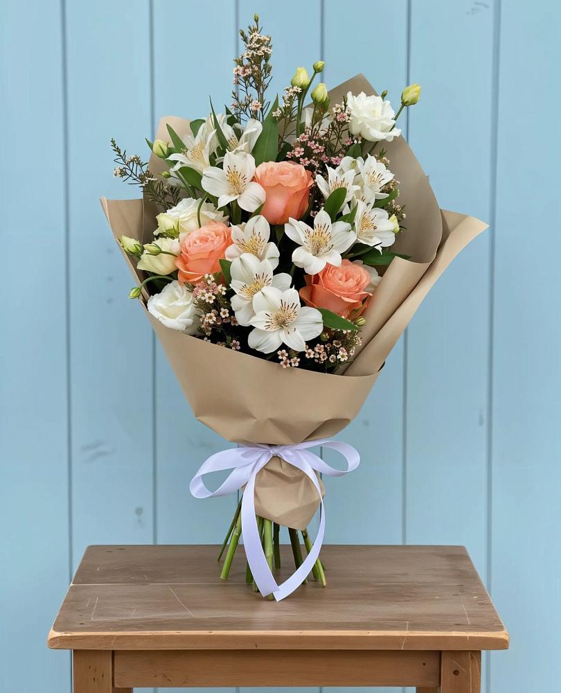 Букет цветов из: Альстромерии, Лизиантусы, Розы и Хризантемы в Снежногорске